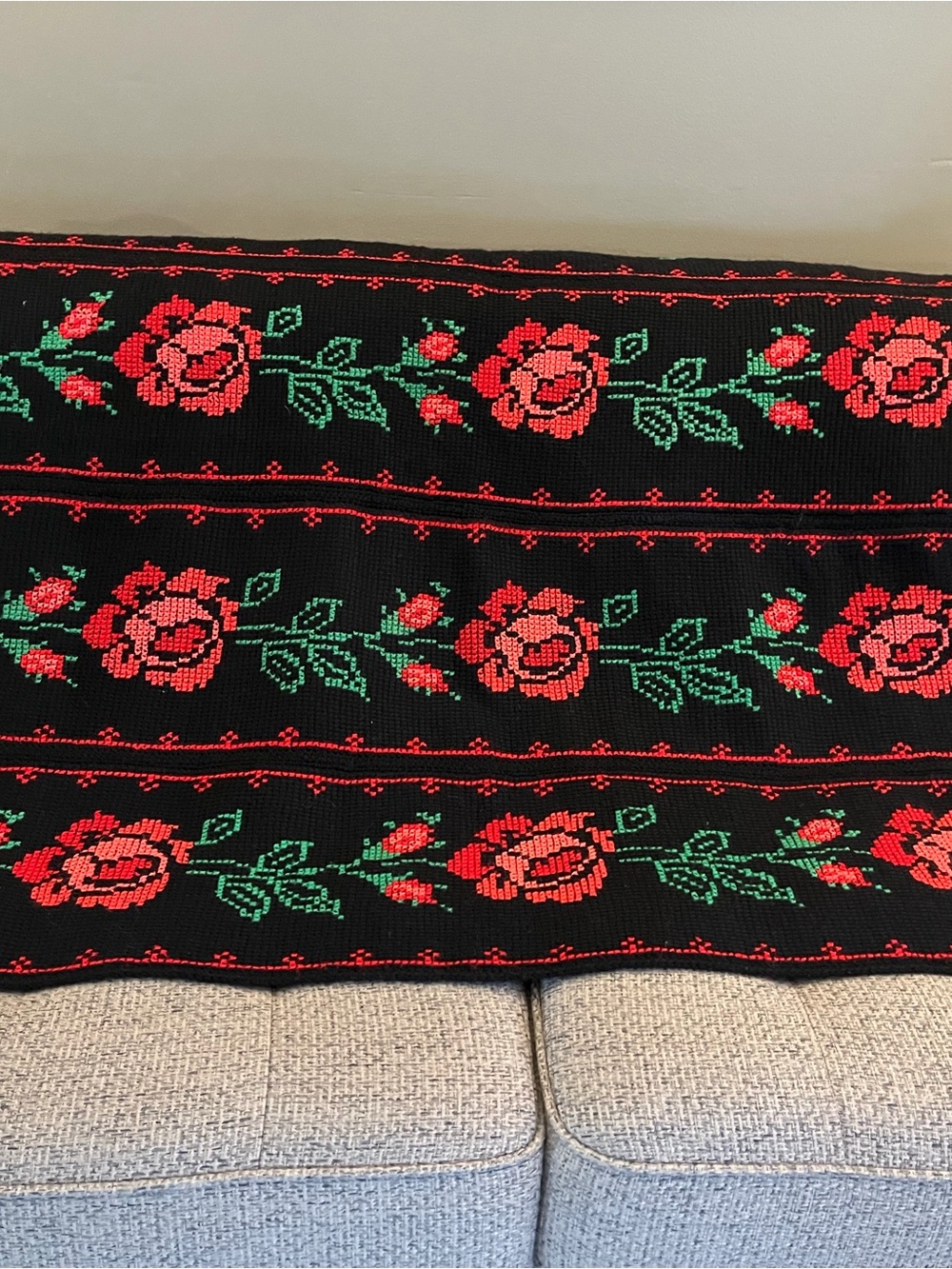 Floral Rose Knit Throw Blanket in Black and Red